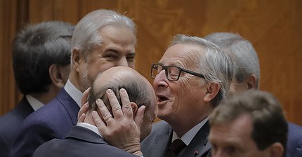 Фото дня: Жан-Клод Юнкер целует в лоб экс-президента Румынии
