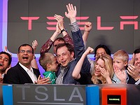 De los coches a la energía solar: la historia de Tesla en fotos