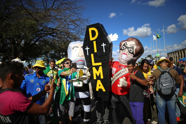 Presidência de Dilma Rousseff presa por um fio