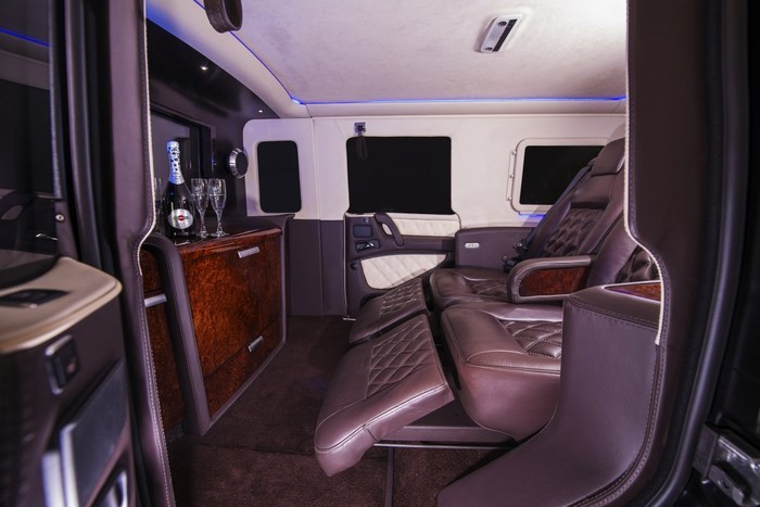 سيارة مرسيدس أم دبابة؟