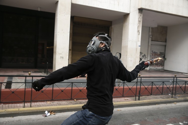 FOTOS: protestos massivos em Atenas