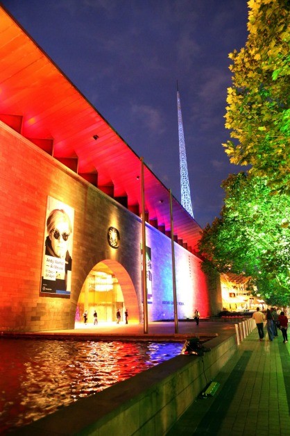 العالم يبكي مع فرنسا