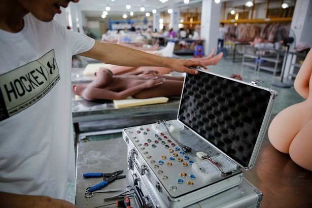 FOTOS: Así es el interior de una fábrica de muñecos sexuales