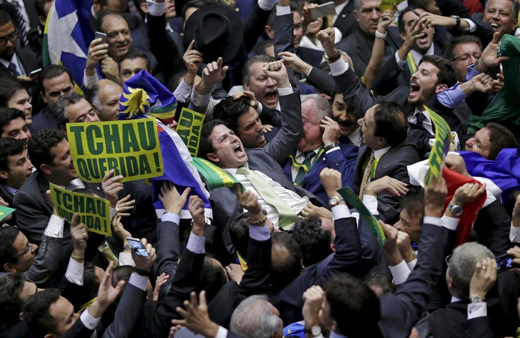 Rousseff appesa a un filo, mentre il Brasile resta nel baratro della crisi