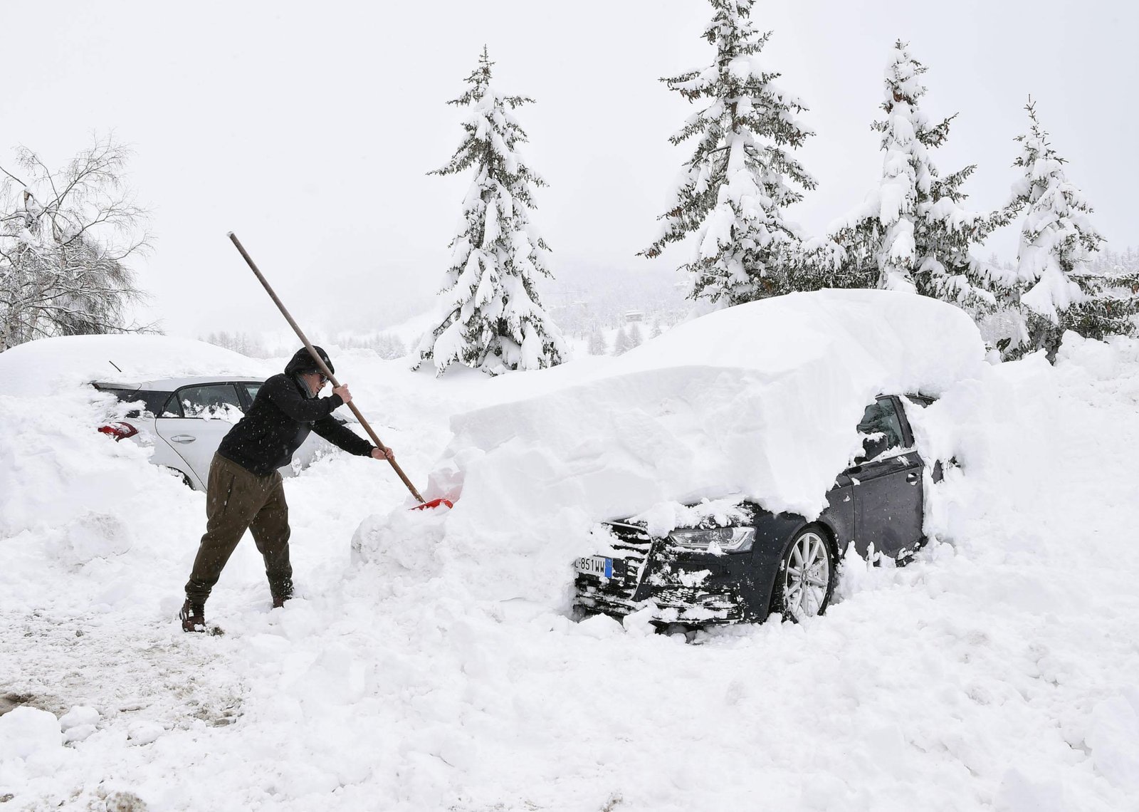 Los resorts de esquí de los Alpes están enterrados en nieve