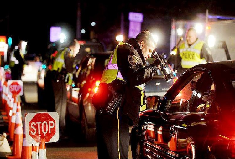 Quanto spesso i poliziotti infrangono le leggi che sono pagati per far rispettare