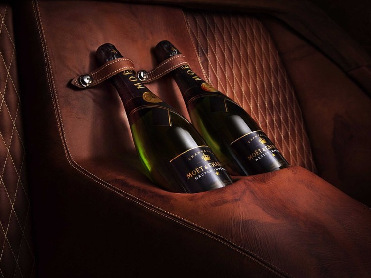 صاعقة من Aston Martin