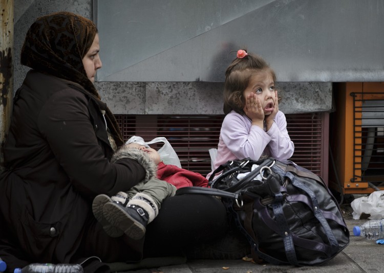 Traficantes exploram jovens refugiados em campos franceses