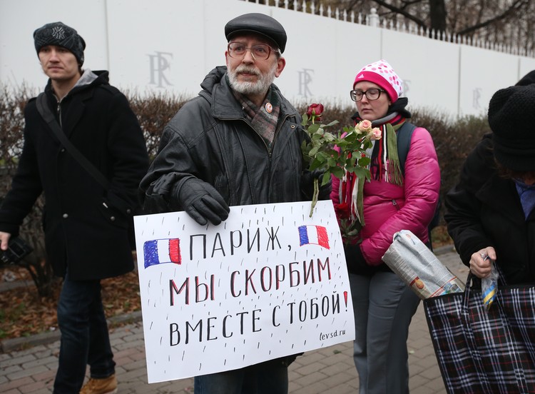 العالم يبكي مع فرنسا