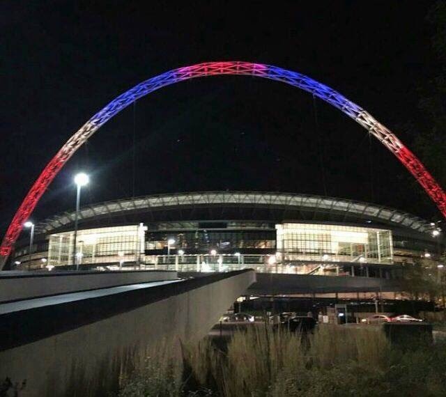 العالم يبكي مع فرنسا