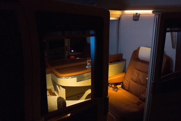 ماذا يعني أن تطير بالخطوط الجوية السنغافورية في الدرجة الأولى بكلفة 18000 دولار