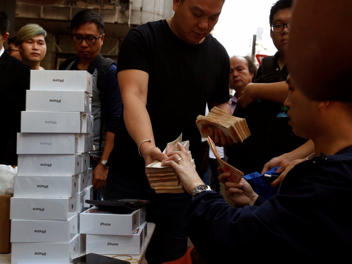 ФОТО: Первый день продаж iPhone X по всему миру