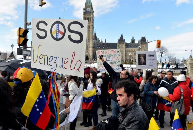 Las fuerzas de seguridad venezolanas reprimen una marcha contra Maduro