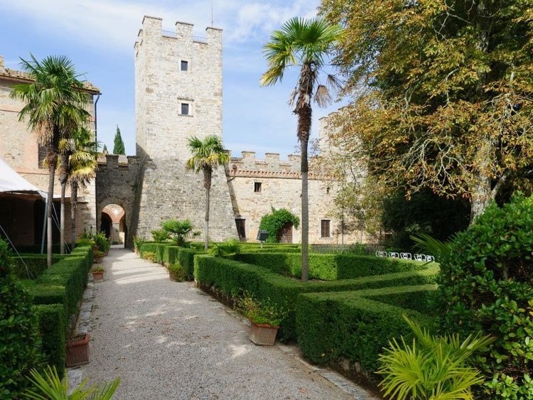 Quer comprar um castelo em Itália?