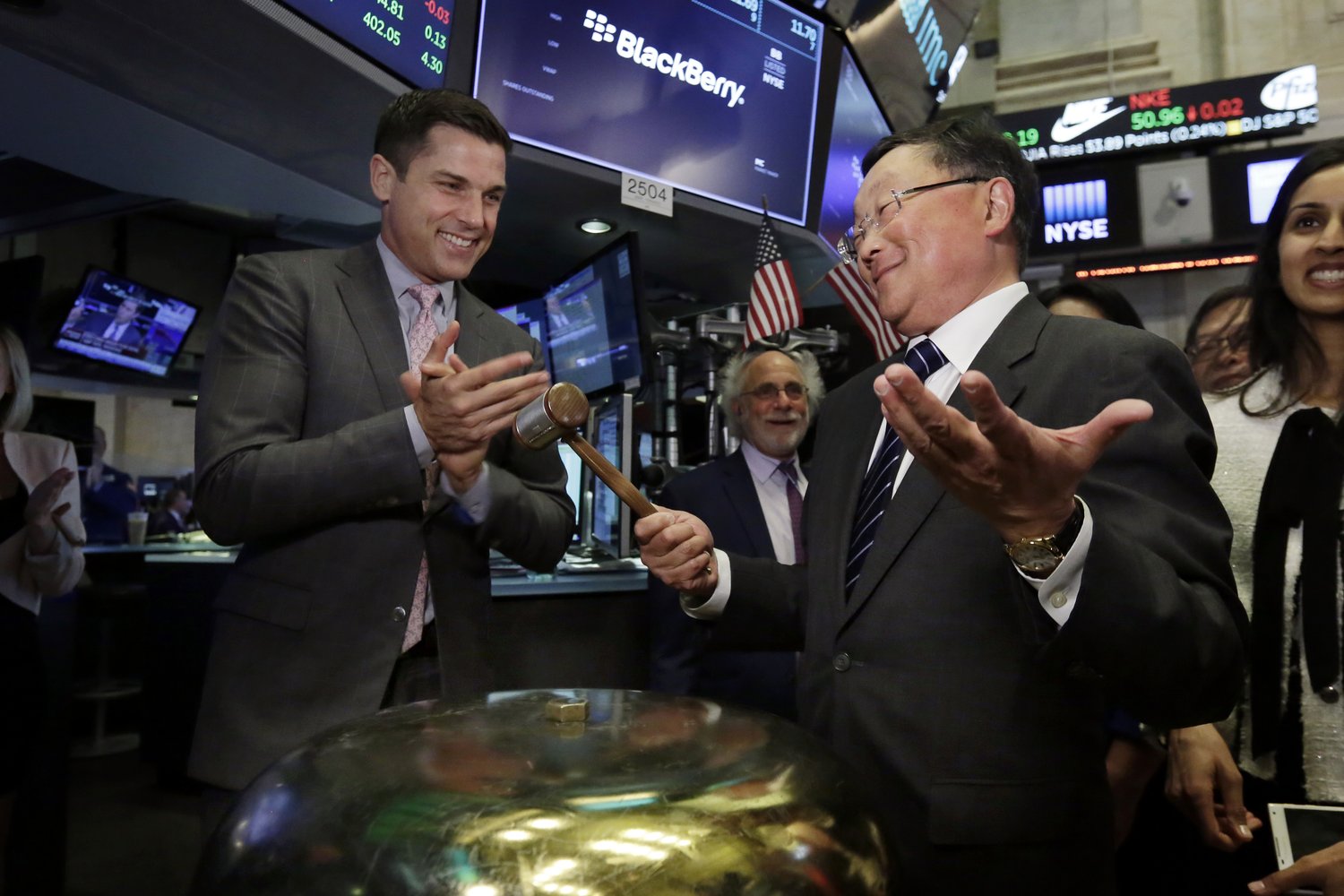 Фото дня: BlackBerry перешла с биржи NASDAQ на NYSE