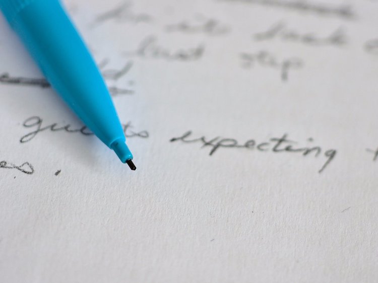 قصة ماكنزي بيزوس الأديبة وزوجة أغنى إنسان في العالم