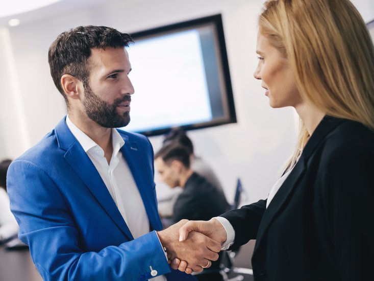 ثمانية أسئلة يجب أن يطرحها لنفسه كل مستثمر