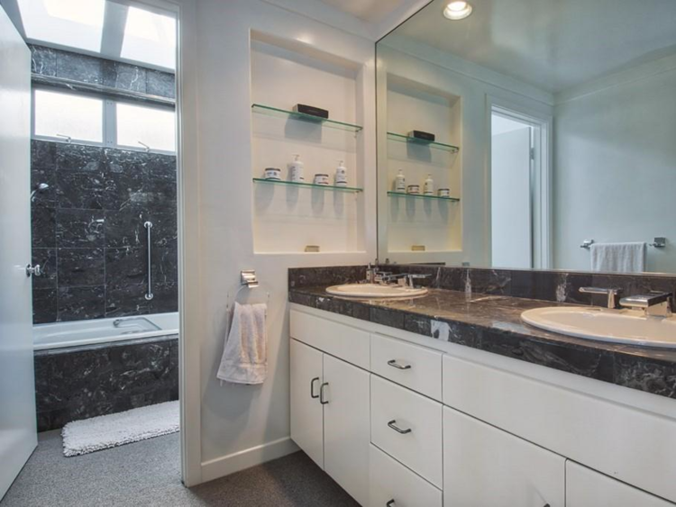 FOTOS: ¿Cómo es la casa que Warren Buffett vende por 11 millones $?