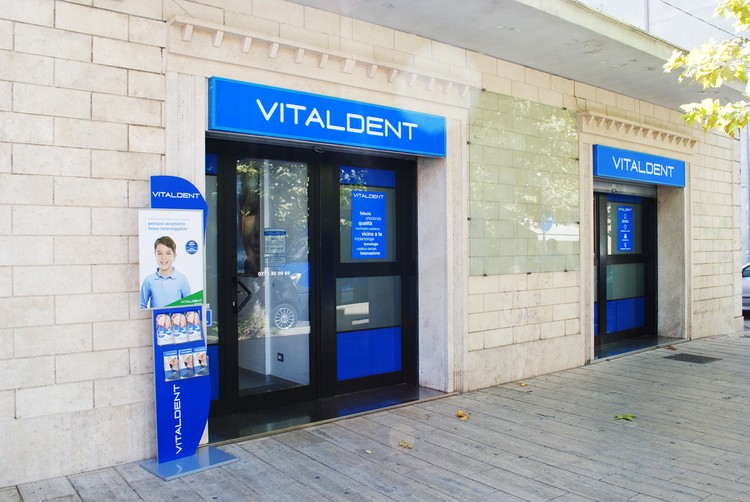 La policía detiene al dueño y una decena de directivos de Vitaldent