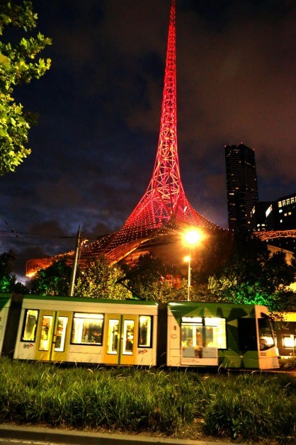 العالم يبكي مع فرنسا