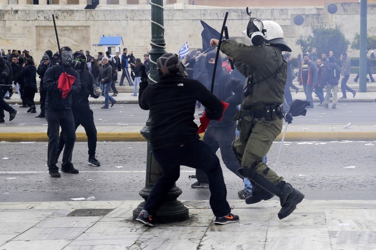FOTOS: protestos massivos em Atenas