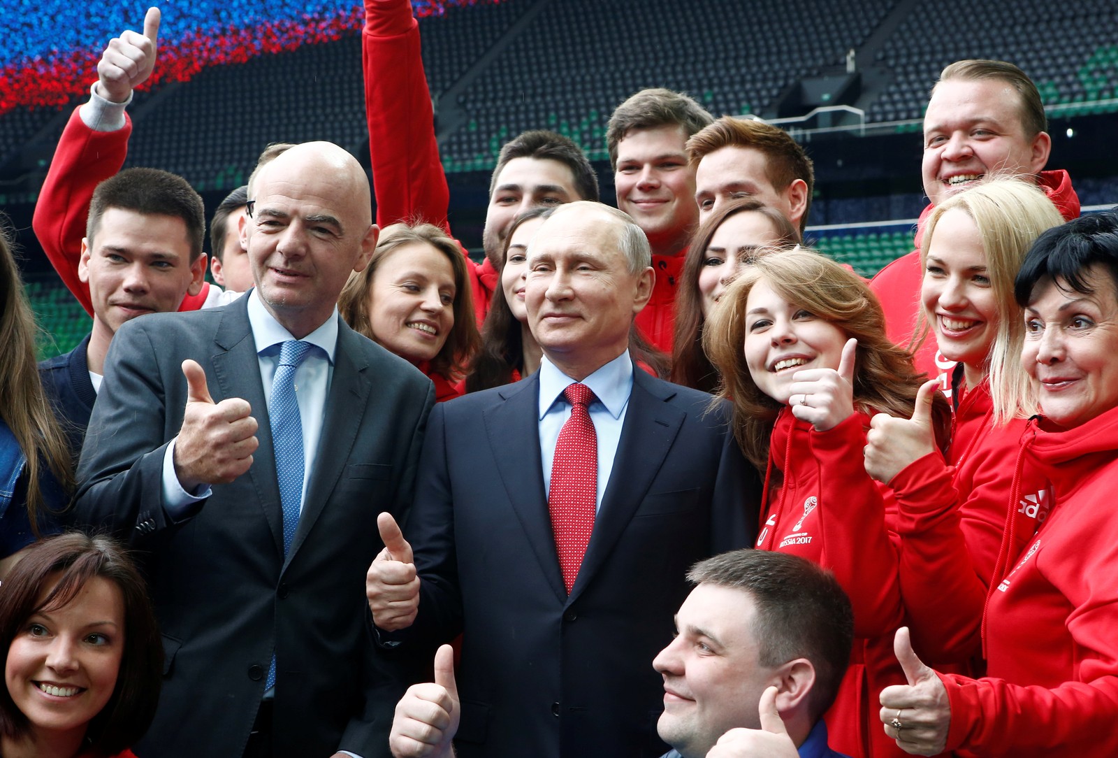 Фото дня: Владимир Путин и президент ФИФА осмотрели новый стадион