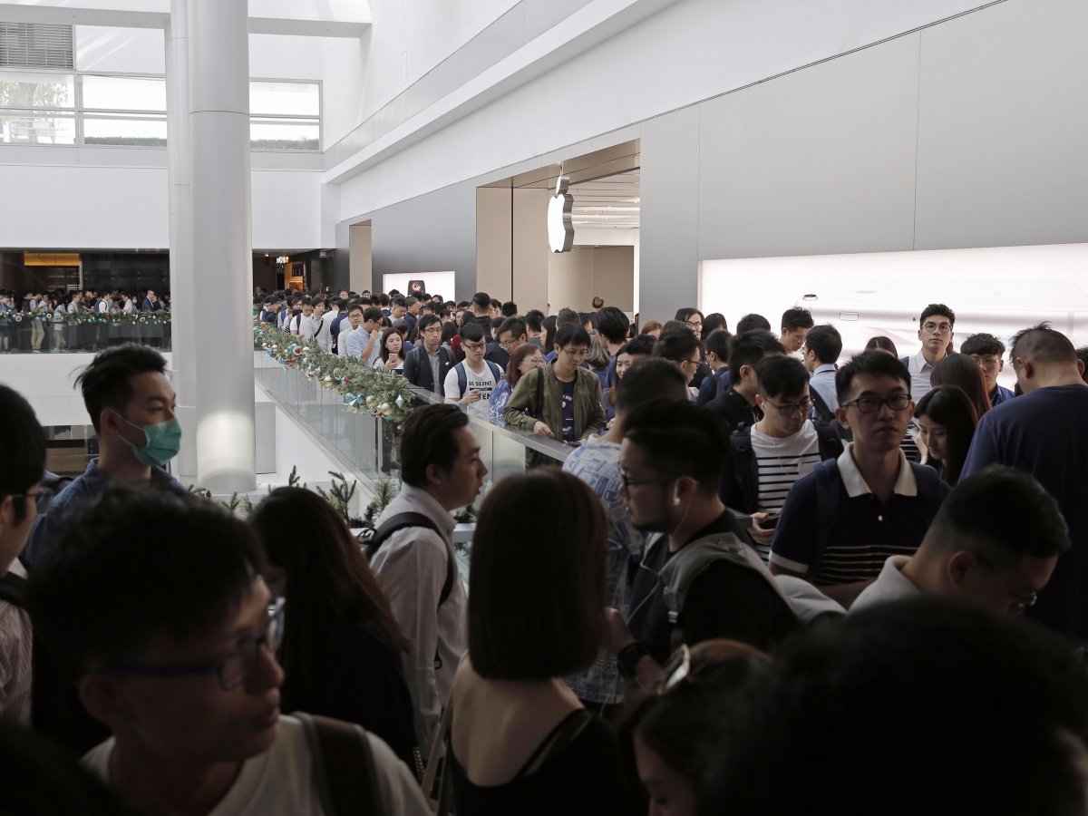 ФОТО: Первый день продаж iPhone X по всему миру