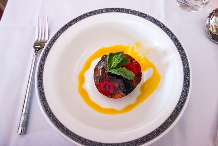 ماذا يعني أن تطير بالخطوط الجوية السنغافورية في الدرجة الأولى بكلفة 18000 دولار