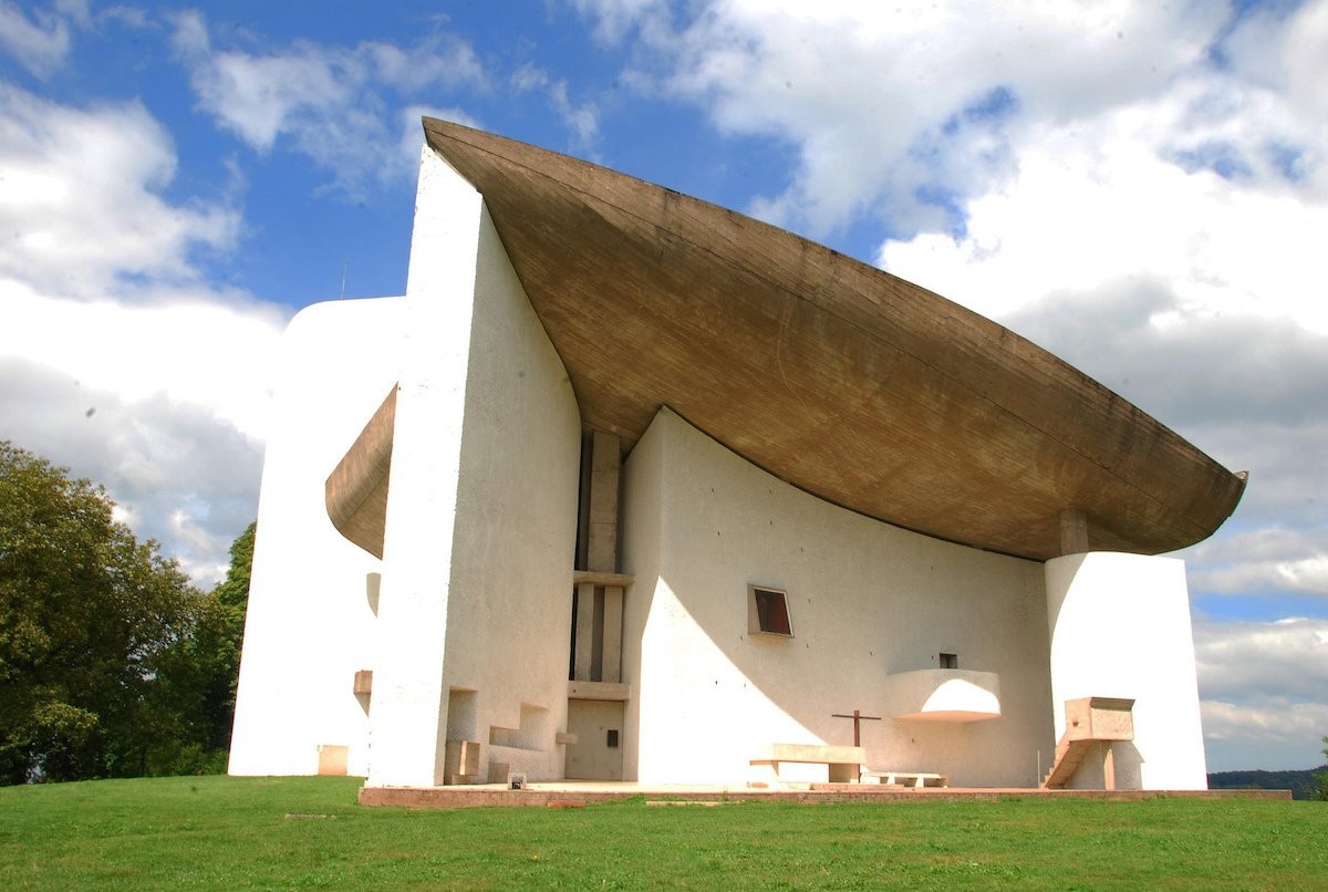 Unusual churches. Ле Корбюзье Церковь в Роншане. Ле Корбюзье Архитектор. Нотр-дам-дю-о Ле Корбюзье. Капелла в Роншане Ле Корбюзье.