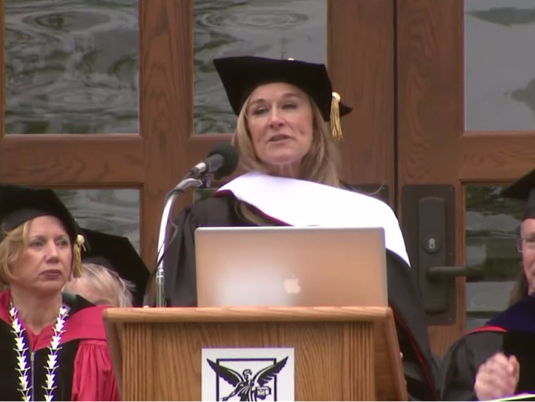 أنجيلا أرندس: من بربري إلى أبل