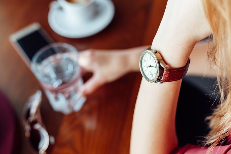 اليدين على الطاولة.. كيف يمكن أن تضر لغة الجسد بعملك