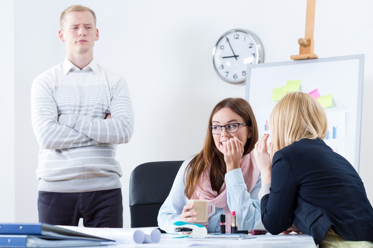 6 Atitudes que podem levar a que pareça menos inteligente