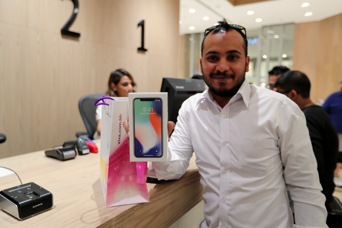 ФОТО: Первый день продаж iPhone X по всему миру