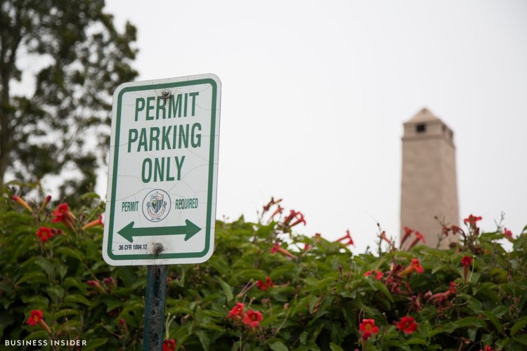 Cómo una pareja de inmigrantes ha comprado las calles de los políticos más ricos de California