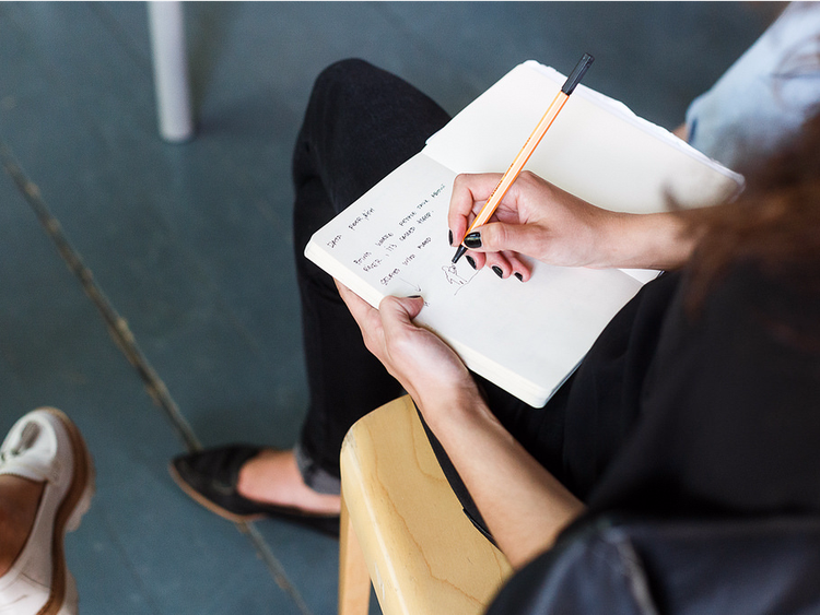 قصة ماكنزي بيزوس الأديبة وزوجة أغنى إنسان في العالم