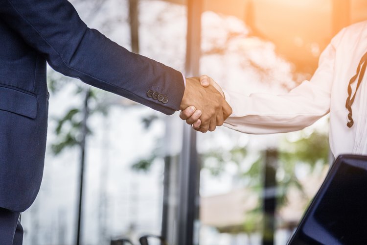 اليدين على الطاولة.. كيف يمكن أن تضر لغة الجسد بعملك