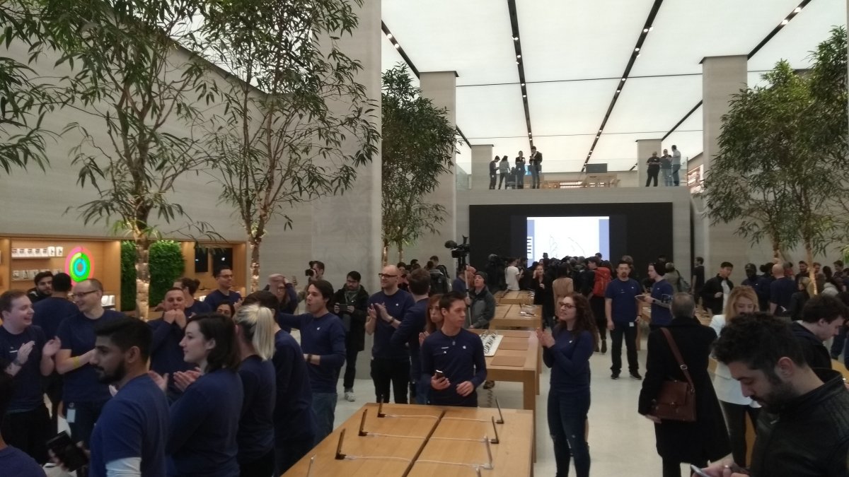 ФОТО: Первый день продаж iPhone X по всему миру