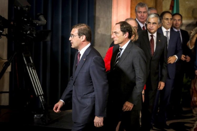 Governo pretende manter cortes salariais