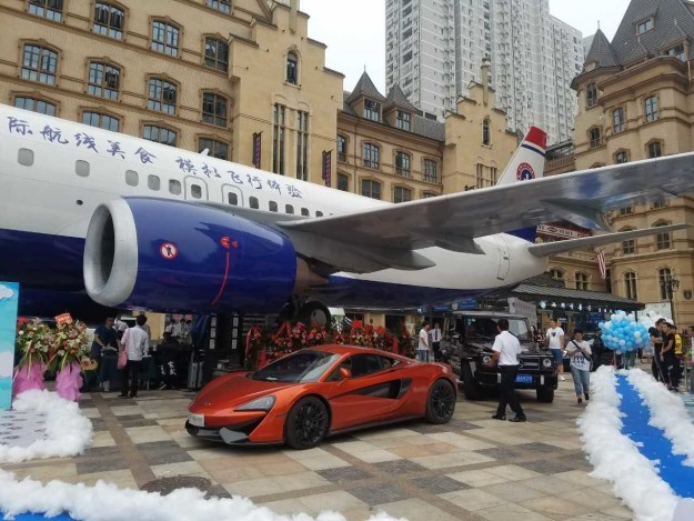 صور: رجل أعمال صيني حول Boeing 737 إلى مطعم
