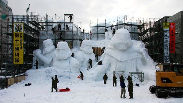 Militares japoneses fazem esculturas de gelo inspiradas em Star Wars