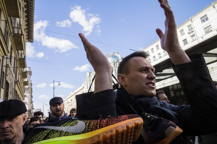 Zapatillas, paraguas y cacerolas: los símbolos de la revolución moderna