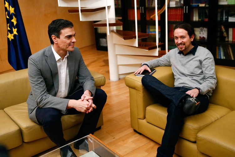Iglesias pide a PSOE y Ciudadanos que ellos también cedan