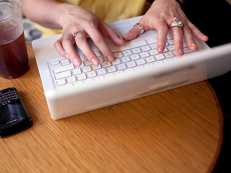 قصة ماكنزي بيزوس الأديبة وزوجة أغنى إنسان في العالم