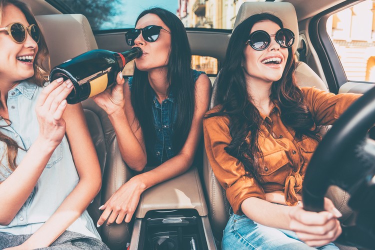 Como pedir uma bebida no aeroporto ou a bordo – e não passar daí