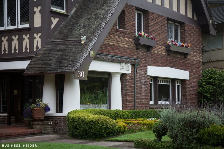 Cómo una pareja de inmigrantes ha comprado las calles de los políticos más ricos de California