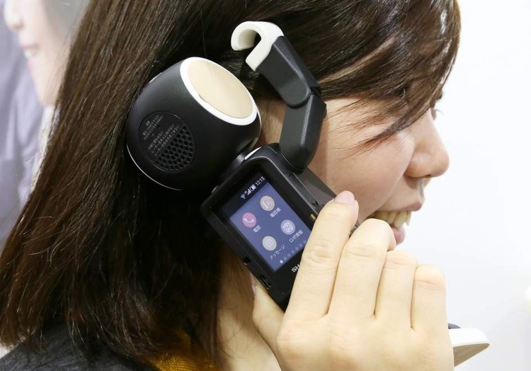 RoBoHon, el primer móvil robótico del mundo