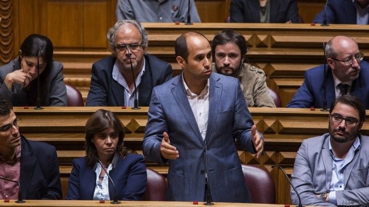 BE e PCP aceitam repor cortes nos salários e sobretaxa