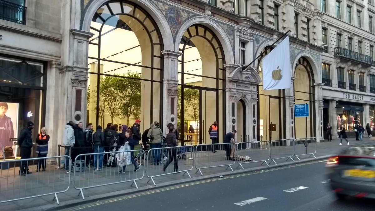 ФОТО: Первый день продаж iPhone X по всему миру