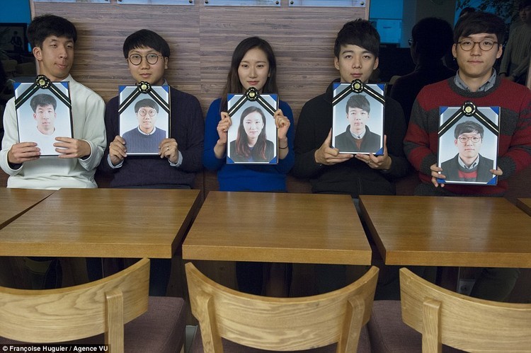 Na Coreia empresas fecham empregados em caixões