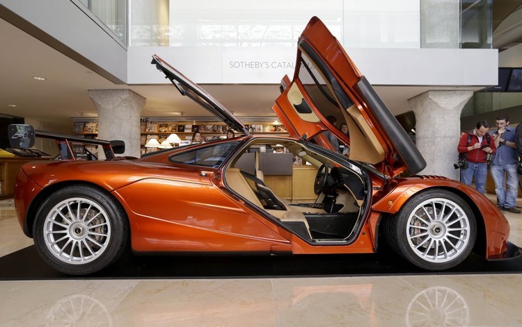  أندر سيارة McLaren F1 LM
